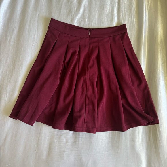 Women's Short Pleated Skirt - Picture 2 of 2